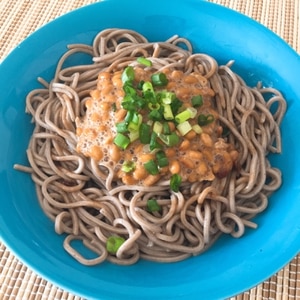 ひきわり納豆と青ネギのオリーブオイルぶっかけ蕎麦♡